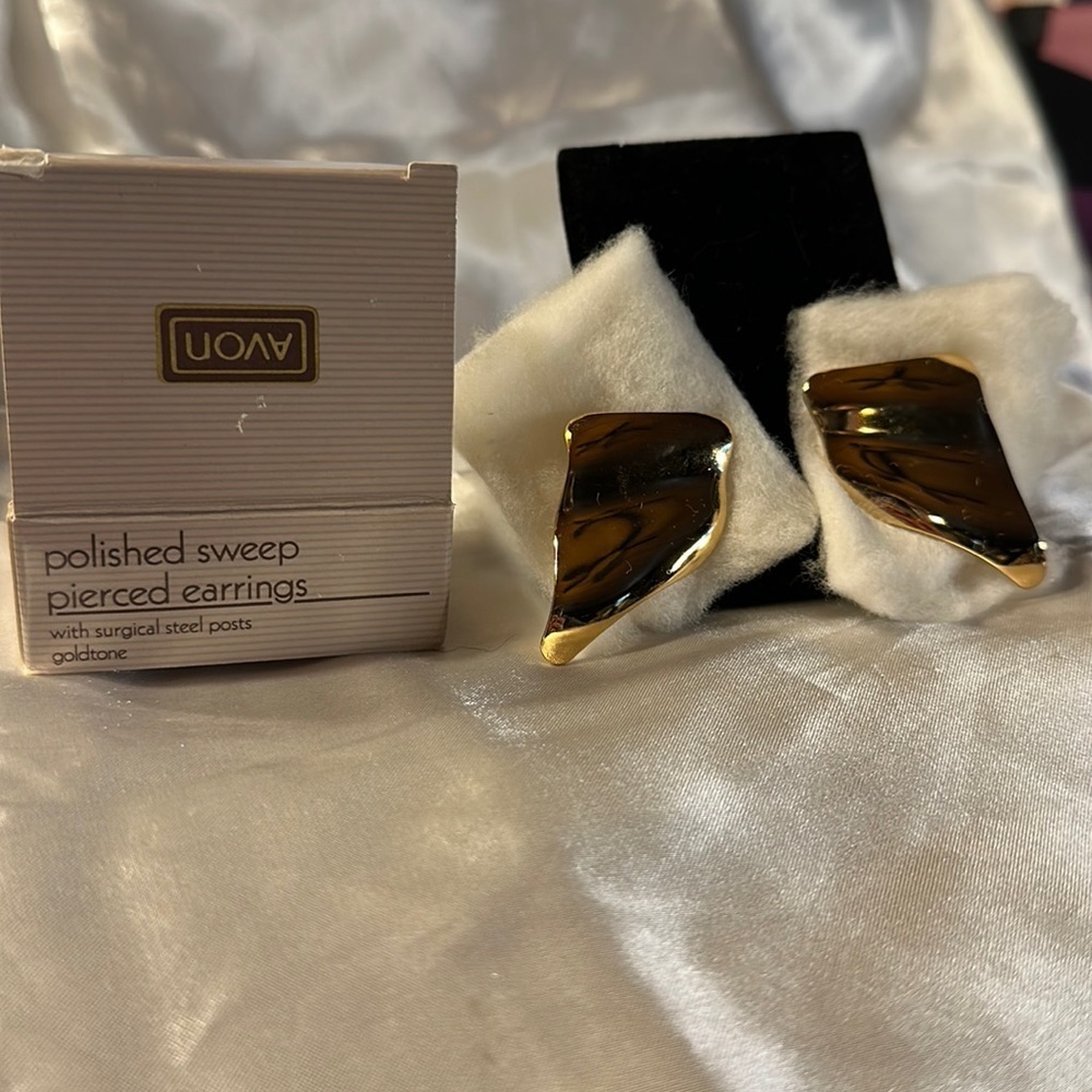 Avon (1989) Vintage Goldtone “Polished Sweep” NIB Earrings